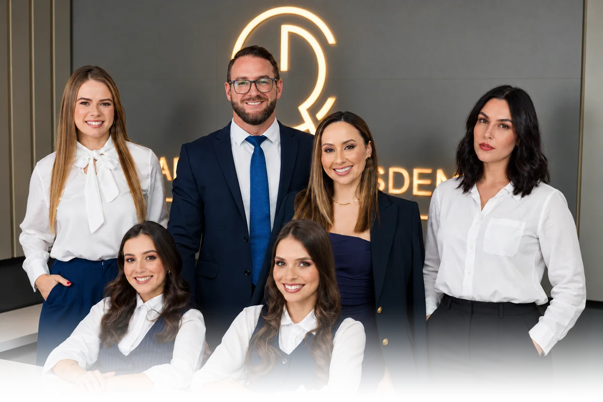 Equipe do Carradore Risden Advogados na recepção do escritório